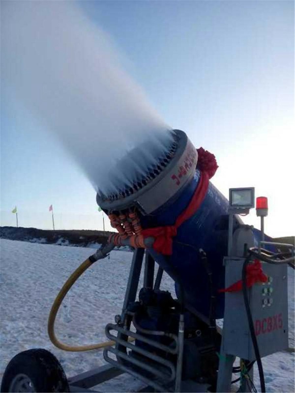 內蒙集寧滑雪場(chǎng)造雪現場(chǎng)